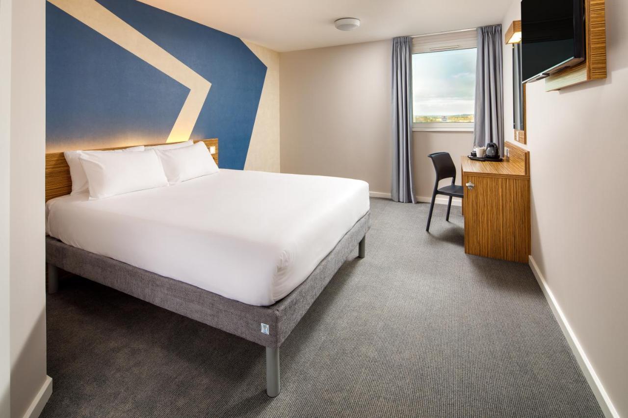 Ibis Budget London Heathrow Central Hounslow Bagian luar foto