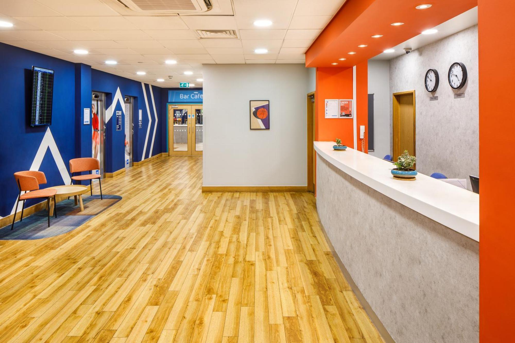 Ibis Budget London Heathrow Central Hounslow Bagian luar foto