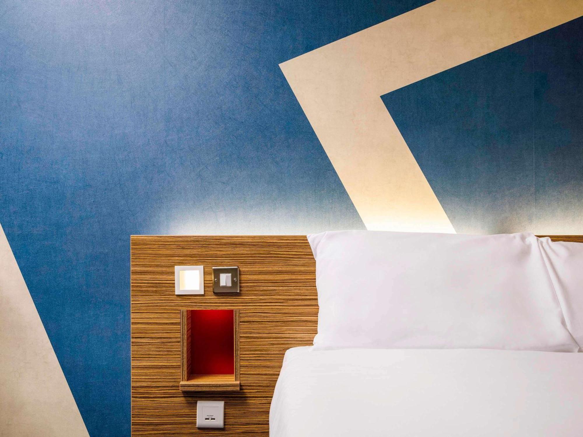 Ibis Budget London Heathrow Central Hounslow Bagian luar foto