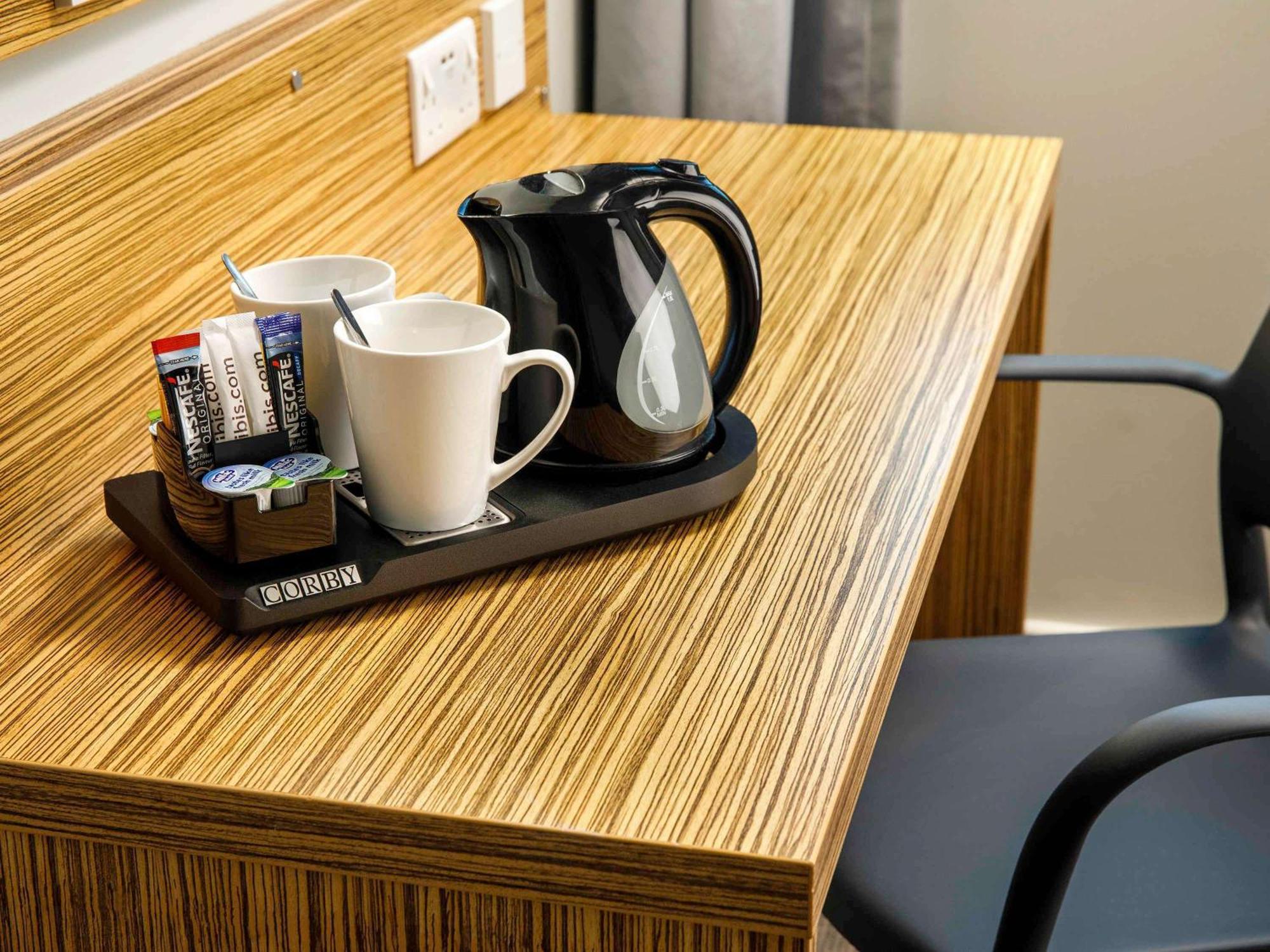 Ibis Budget London Heathrow Central Hounslow Bagian luar foto