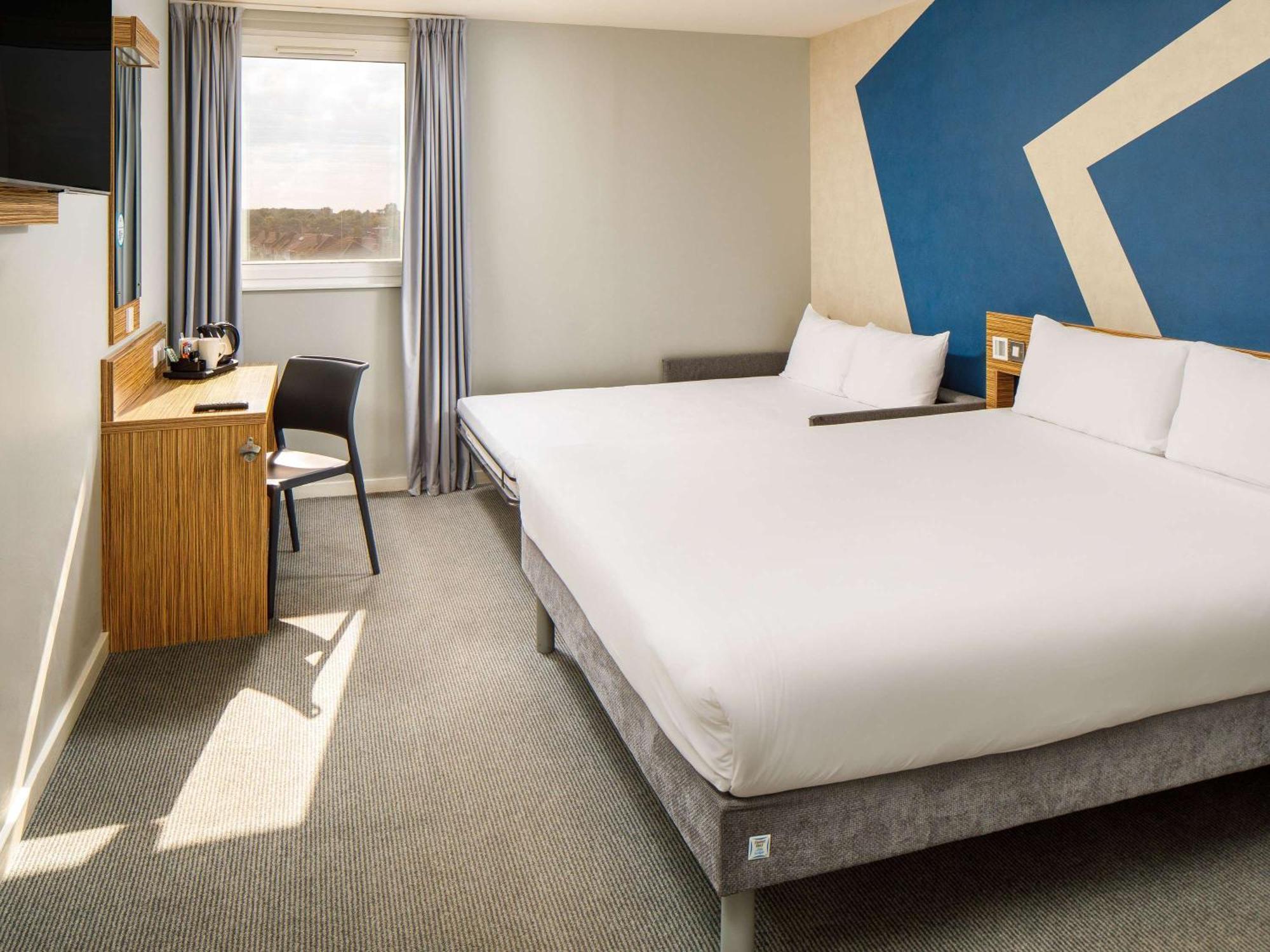 Ibis Budget London Heathrow Central Hounslow Bagian luar foto