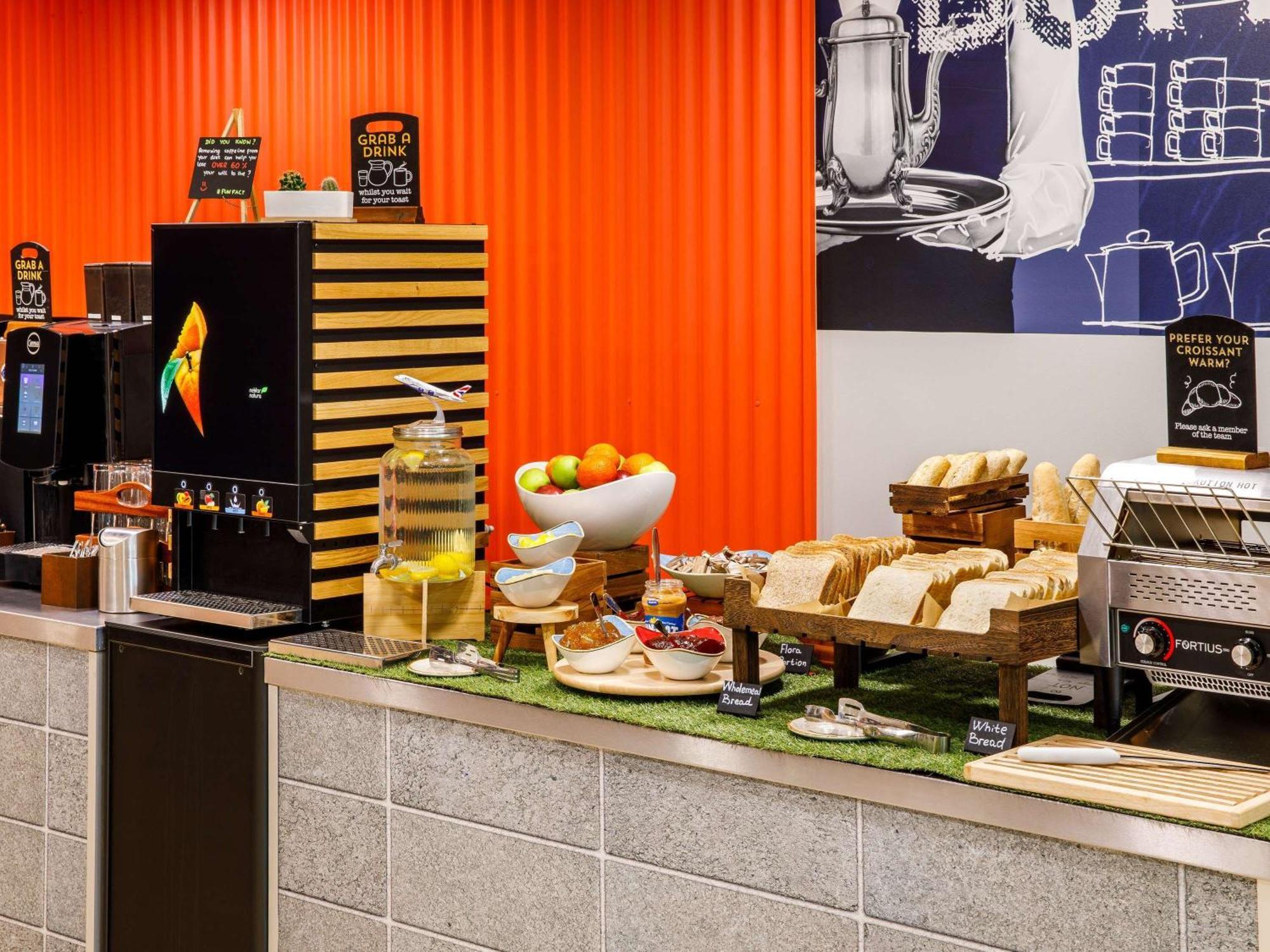 Ibis Budget London Heathrow Central Hounslow Bagian luar foto