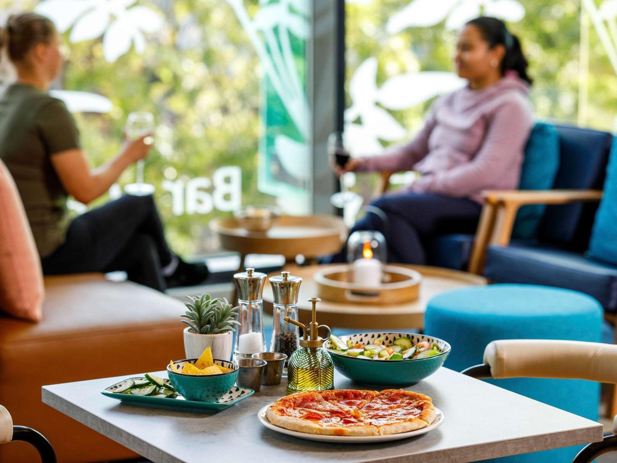 Ibis Budget London Heathrow Central Hounslow Bagian luar foto