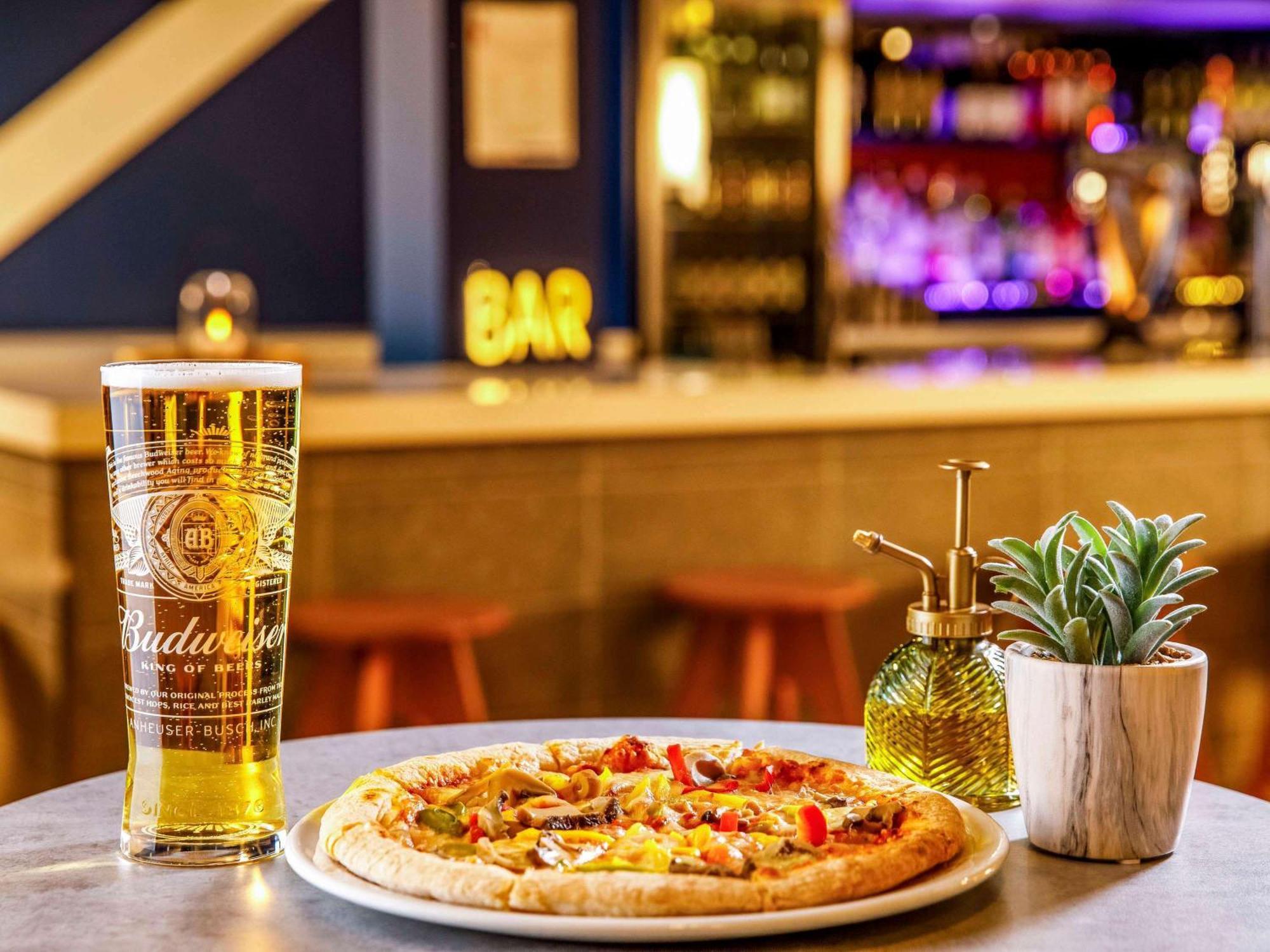 Ibis Budget London Heathrow Central Hounslow Bagian luar foto